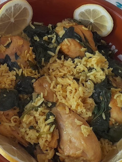 Una foto de Pollo al limón con espinacas