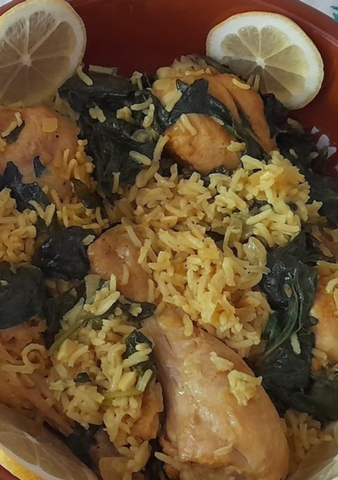 Una foto de Pollo al limón con espinacas