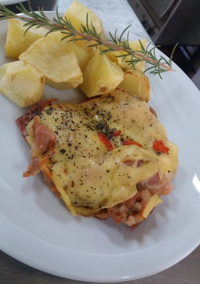 Una foto de Pollo a la pizza con papas dore... (una receta muy fácil)