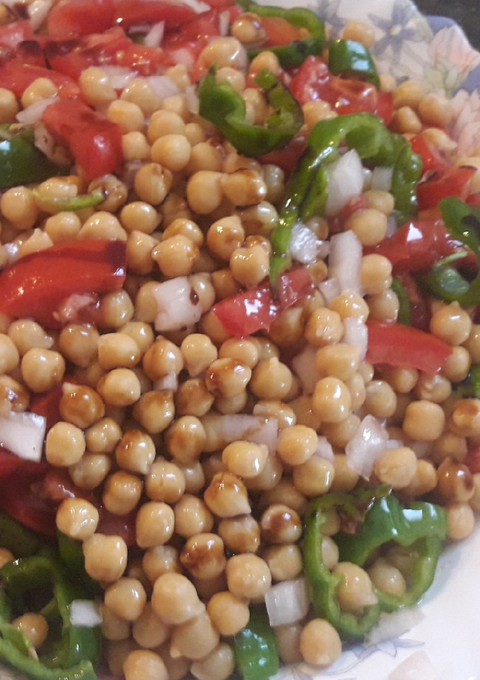 Una foto de Ensalada de garbanzos