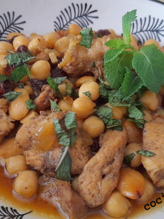 Una foto de Pollo a la moruna con garbanzos