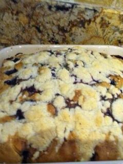 Una foto de Torta dorada con arándanos azules