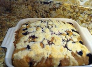 Una foto de Torta dorada con arándanos azules