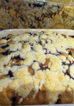 Una foto de Torta dorada con arándanos azules