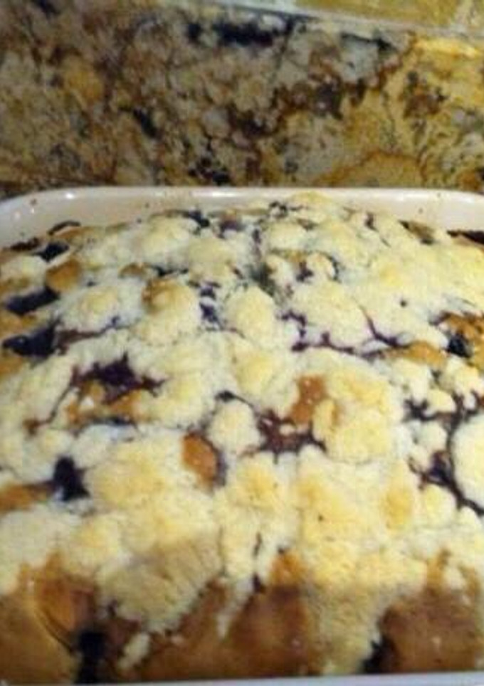 Una foto de Torta dorada con arándanos azules