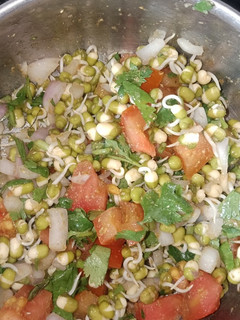 ફણગાવેલા મગ (Sprout Moong Recipe In Gujarati) રેસીપી મુખ્ય ફોટો