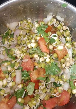 ફણગાવેલા મગ (Sprout Moong Recipe In Gujarati) રેસીપી મુખ્ય ફોટો
