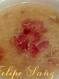 Una foto de Sopa de pollo y jamón
