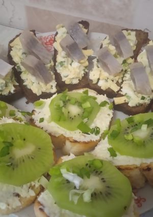 Фото Святкові бутерброди з оселедцем та бутерброди з ківі 😋.
