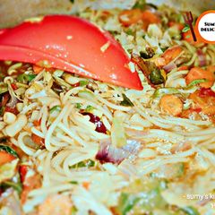 A picture of Pasta with veggies.
