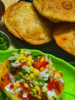 चाट कचोरी/खस्ता मुगडाळ कचोरी (chaat kachori recipe in marathi) रेसिपी चे मुख्य फोटो