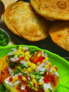 चाट कचोरी/खस्ता मुगडाळ कचोरी (chaat kachori recipe in marathi) रेसिपी चे मुख्य फोटो