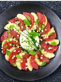 Une photo de Salade mozzarella, tomates et pêches