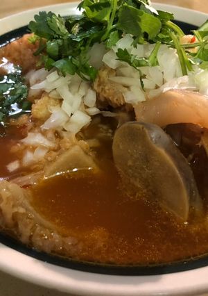 Una foto de Menudo de Res y manitas de puerco ESTILO JALISCO
