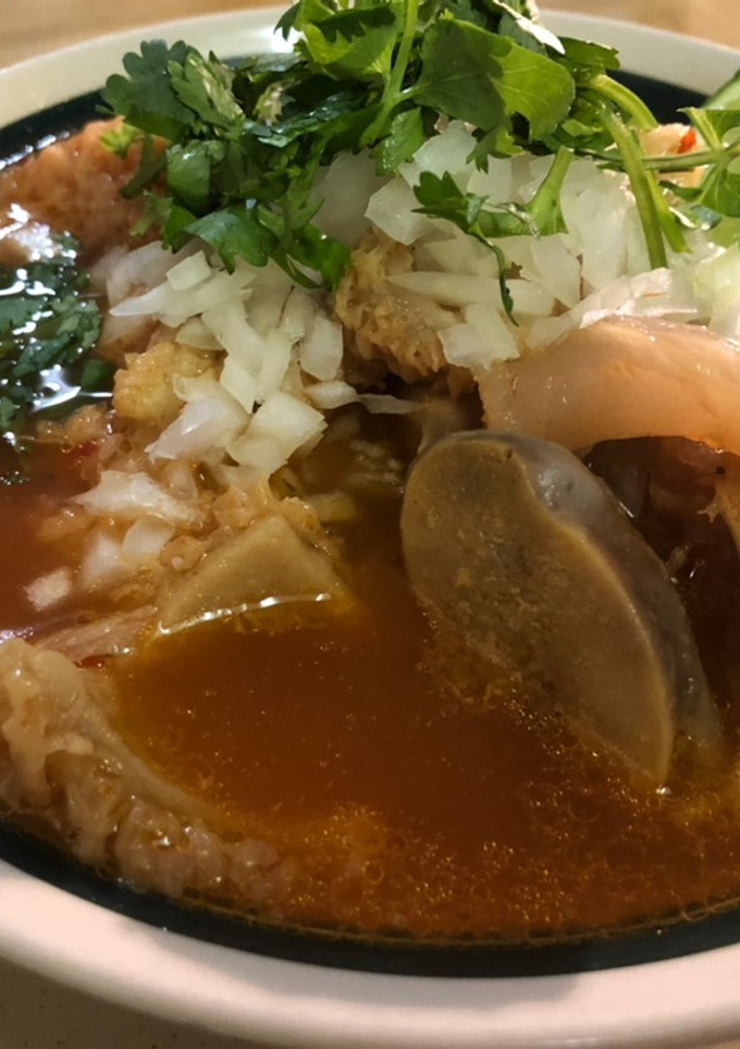 Una foto de Menudo de Res y manitas de puerco ESTILO JALISCO