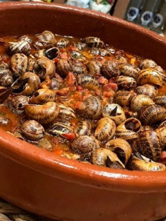 Una foto de Caracoles con salsa bolognesa y hierbabuena