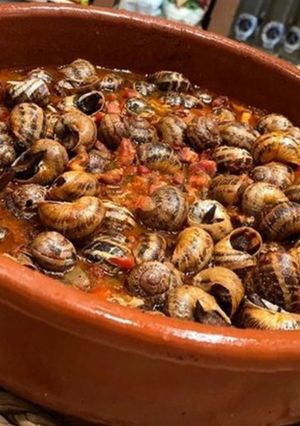 Foto principal de Caracoles con salsa bolognesa y hierbabuena