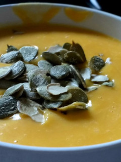 Una foto de Crema de calabaza y calabacín con queso de cabra