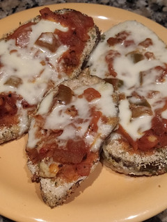 Una foto de Milanesa de berenjena al horno, con salsa y queso 🍆🍆
