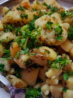 फलाहारी आलू (falahari aloo recipe in Hindi) रेसिपी मुख्य फोटो