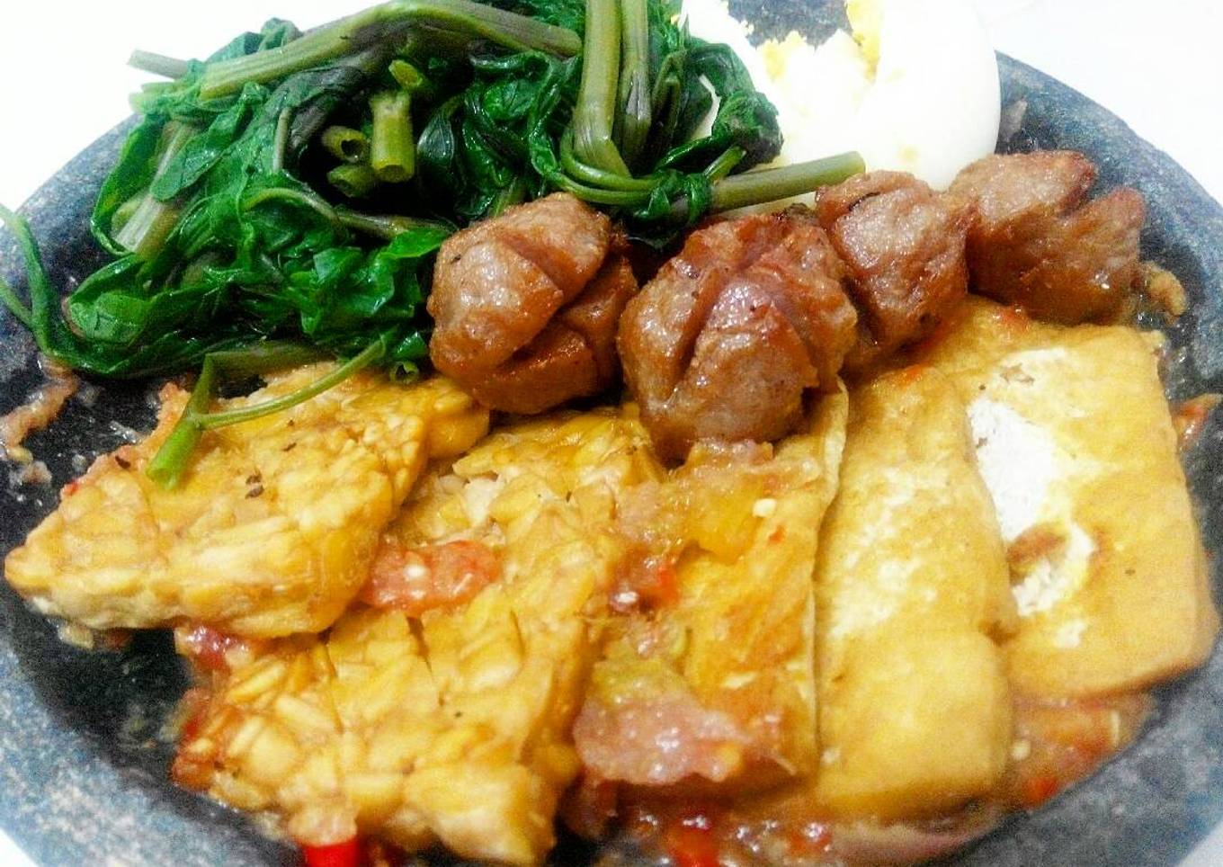 Kangkung + Tempe tahu + Telur rebus + Bakso goreng Penyet