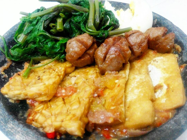 Bagaimana Membuat Kangkung + Tempe tahu + Telur rebus + Bakso goreng Penyet Anti Gagal