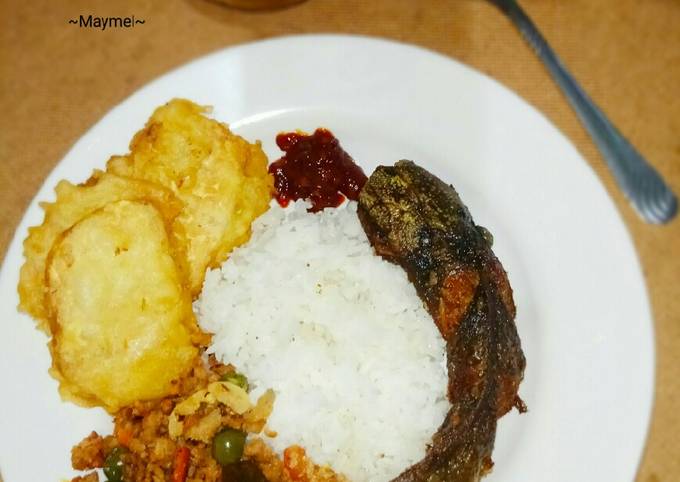 Nasi putih oncom sayur asem+tempe pemalu