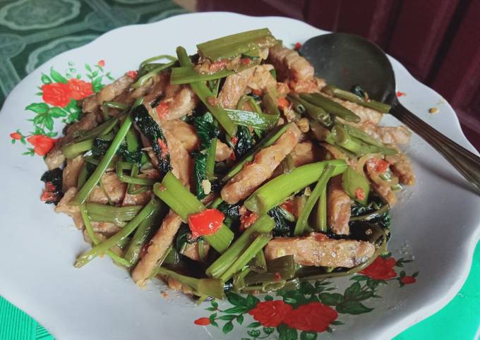 Langkah Mudah untuk Membuat Oseng kangkung + tempe Anti Gagal