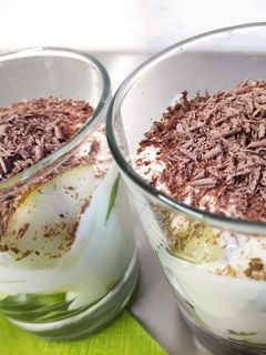 Una foto de Yogurt de queso con fruta y chocolate