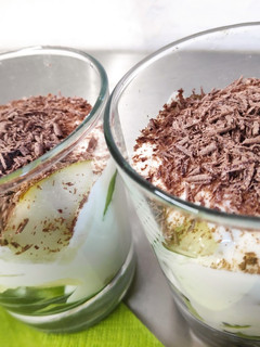 Una foto de Yogurt de queso con fruta y chocolate