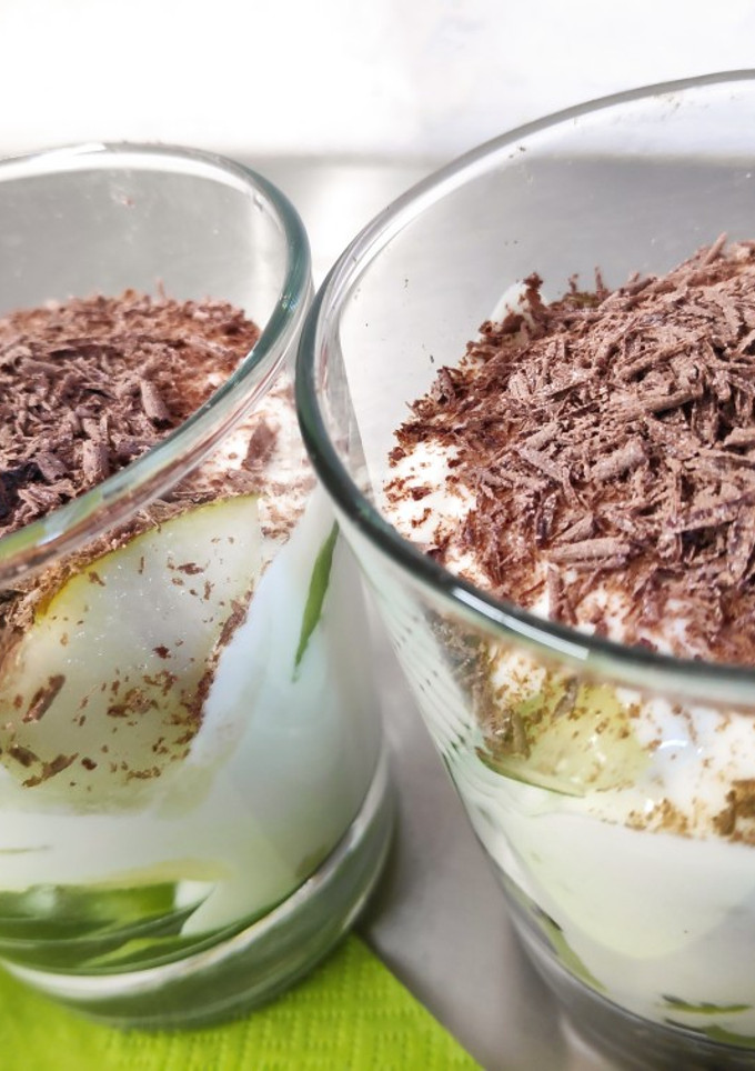 Una foto de Yogurt de queso con fruta y chocolate