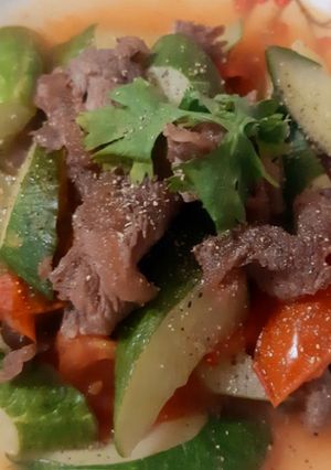 Hình của món Gân bò xào cà chua dưa leo.