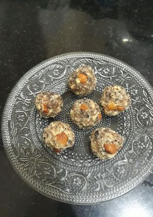 A picture of Dry fruits laddu or dates laddu.