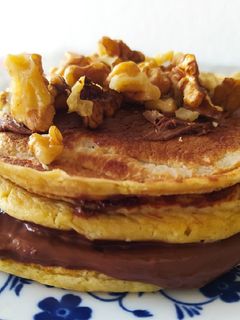 Φωτογραφία της συνταγής Pancakes με πραλίνα φουντουκιού και καρύδια