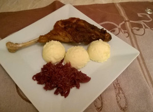 Sült libacomb párolt lilakáposztával és krumplipürével recept fotója