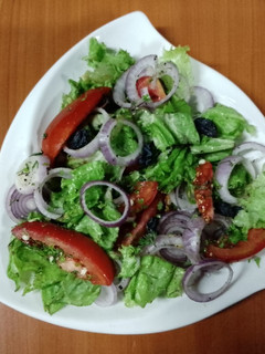 A picture of Lettuce mixed salad 🍅🧅.