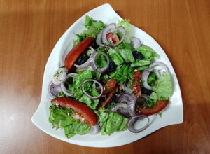 A picture of Lettuce mixed salad 🍅🧅.