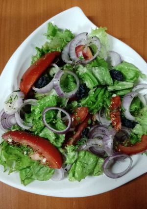 A picture of Lettuce mixed salad 🍅🧅.