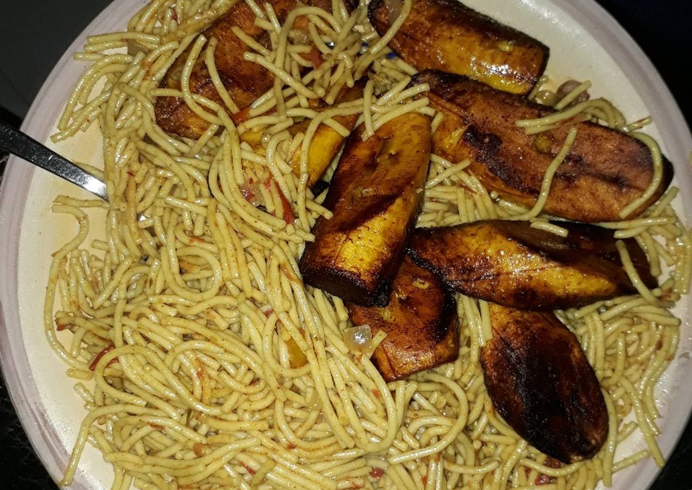 Spaghetti with fried plantain
