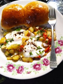 एग विथ पोटेटो ऑमलेट (अफगानी ब्रेकफास्ट) (egg with potato omelette recipe in marathi) रेसिपी चे मुख्य फोटो 