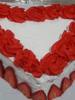 Una foto de Pastel corazón milhojas con fresas