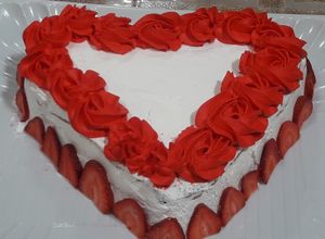 Una foto de Pastel corazón milhojas con fresas