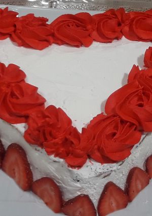 Una foto de Pastel corazón milhojas con fresas