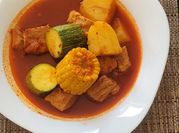 Una foto de mole de olla de cerdo