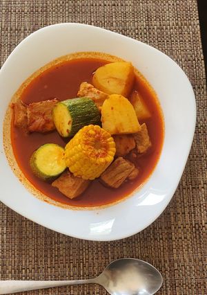 Una foto de Mole me en olla con cerdo