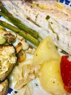Una foto de Lubinas al horno con parrillada de verduras