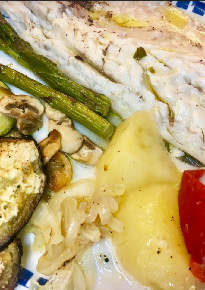 Una foto de Lubinas al horno con parrillada de verduras