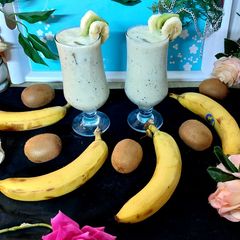 A picture of Banana 🍌 n kiwi 🥝 milk 🥛shake 🥂.