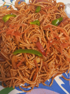 शेजवान नूडल्स(Schezwan noodles recipe in hindi) रेसिपी मुख्य फोटो