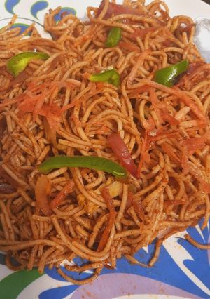 शेजवान नूडल्स(Schezwan noodles recipe in hindi) रेसिपी मुख्य फोटो